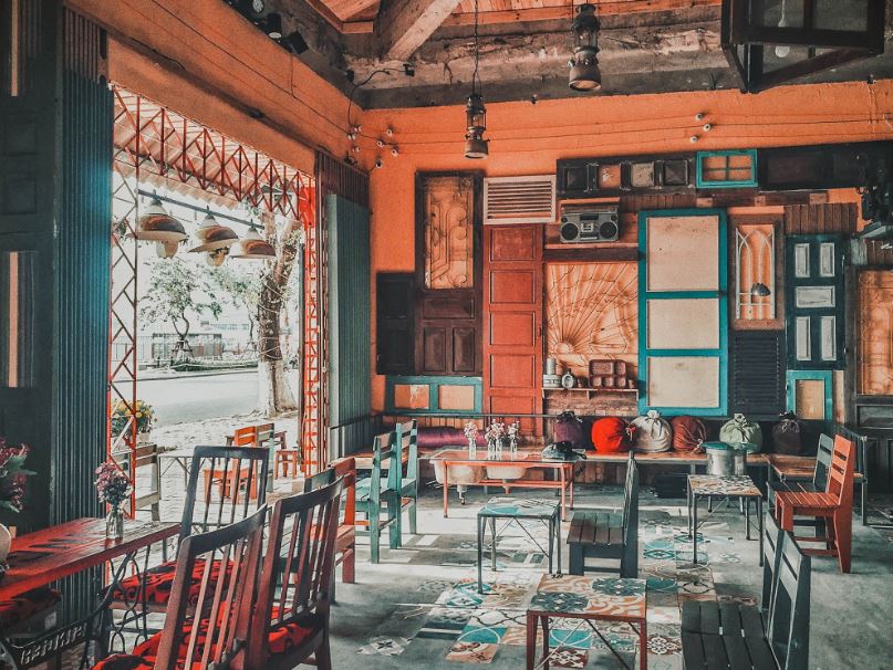 Tiết lộ cách trang trí quán cafe bình dân ít tốn kém nhất 4 Bạn có thể thiết kế quán cafe bình dân theo phong cách hoài cổ hấp dẫn