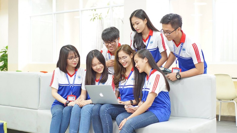 Nét Đẹp Cao Quý Khi Đeo Thẻ Sinh Viên