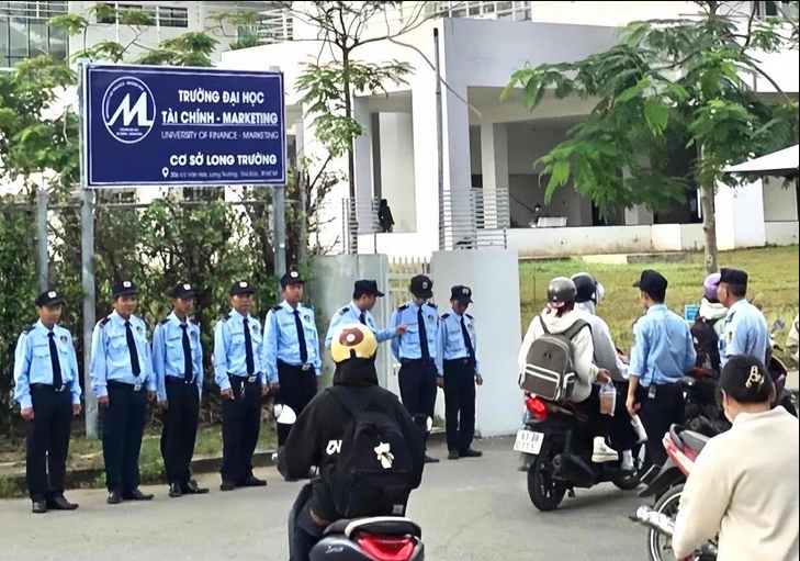 Kiểm soát ra vào với thẻ đeo cho sinh viên