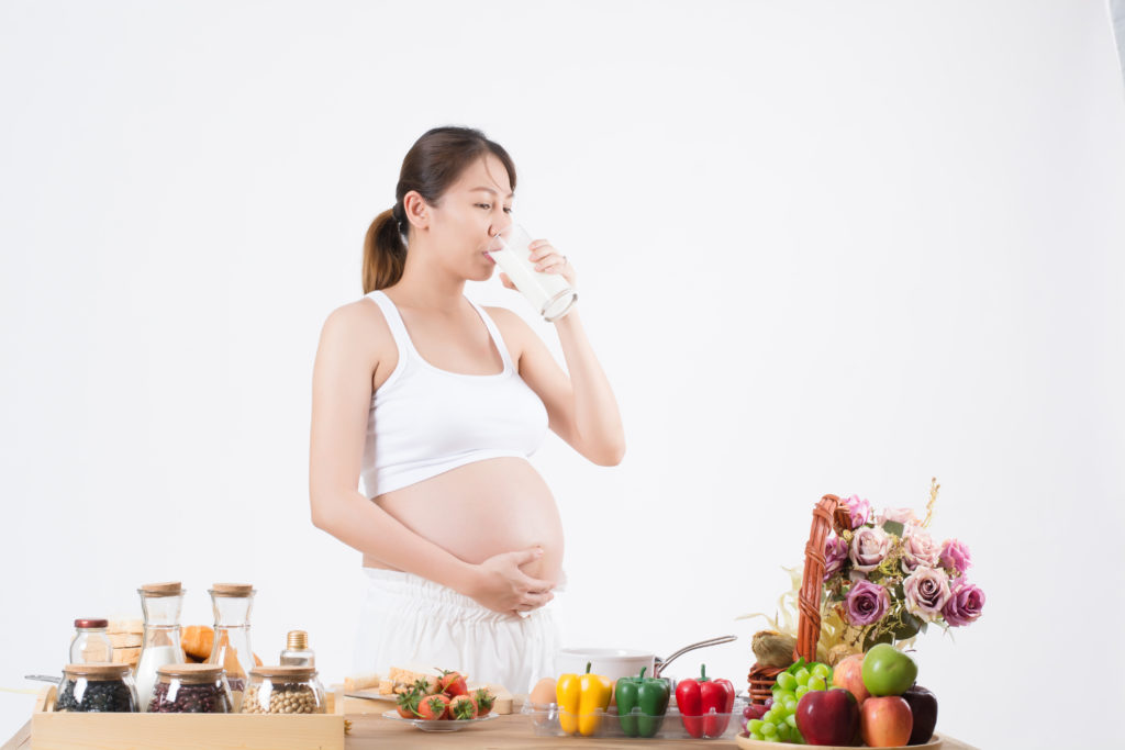 Sử dụng sữa mẹ bầu là vô cùng cần thiết để em bé sinh ra được khỏe mạnh, cao lớn