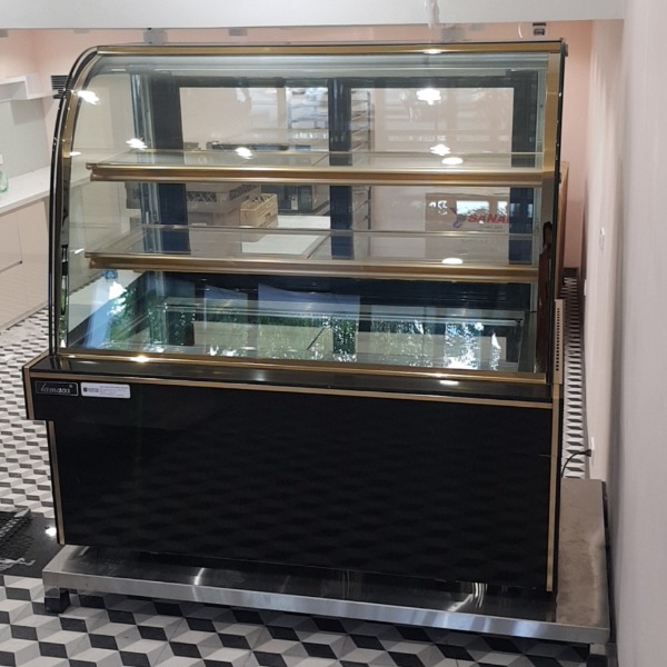 Tủ trưng bày bánh cánh cong loại 0.9M