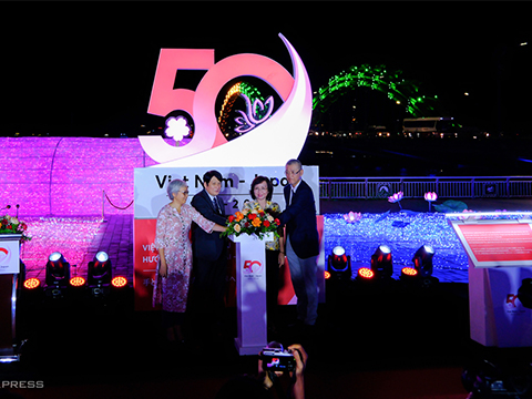 Trình diễn ánh sáng ven sông Hàn Trình diễn ánh sáng ven sông Hàn