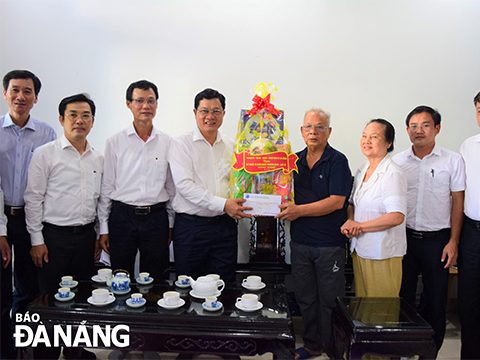 Lãnh đạo thành phố thăm, tặng quà người có công với cách mạng