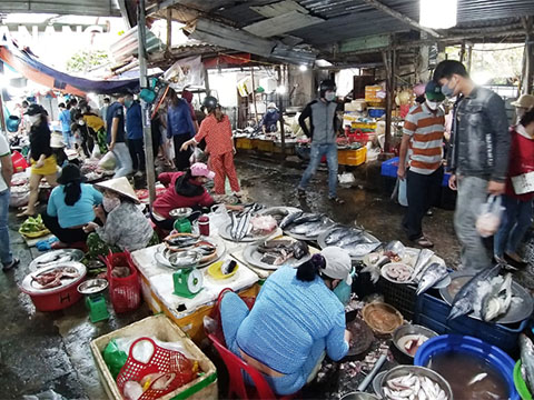 Cần xử lý tình trạng nước thải trước chợ Mân Thái