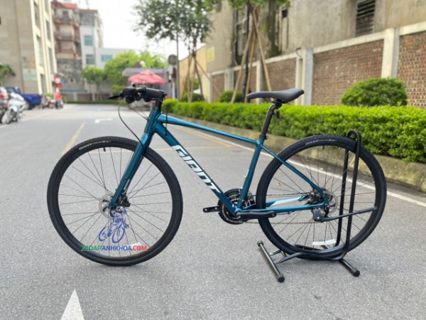 Xe đạp thể thao đường phố Giant Escape 1 2022