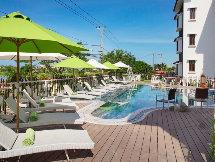 THE VILLA HỘI AN CHỌN DEMARK CUNG CẤP GIƯỜNG TẮM NẮNG NHỰA GIẢ MÂY