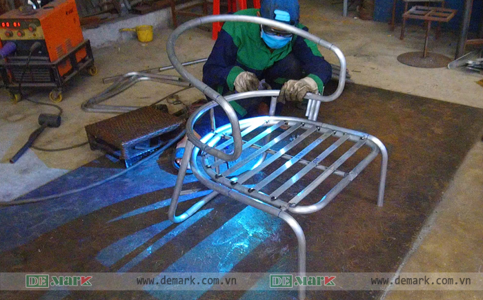 Phía Sau Một Bộ Bàn Ghế Ngoài Trời Có Gì?