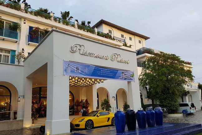 RISEMOUNT RESORT ĐÀ NẴNG CHỌN DEMARK CUNG CẤP GHẾ HỒ BƠI NHỰA GIẢ MÂY