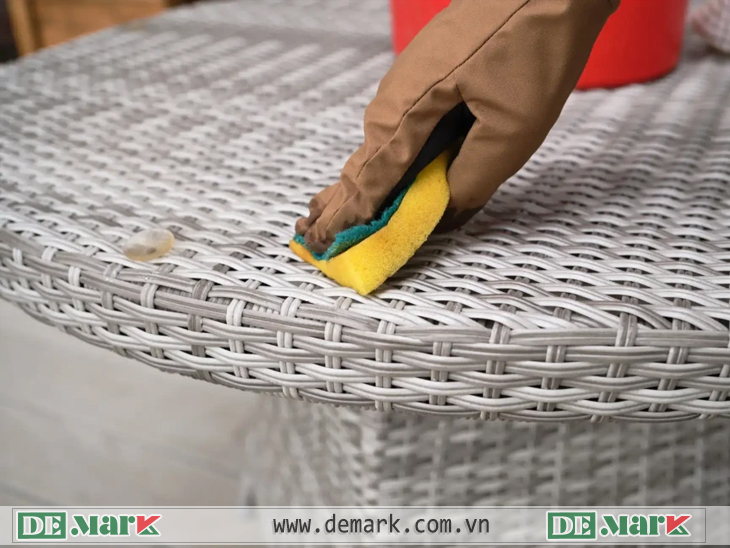 Cách Vệ Sinh Bàn Ghế Nhựa Giả Mây Tại Nhà Đúng Cách