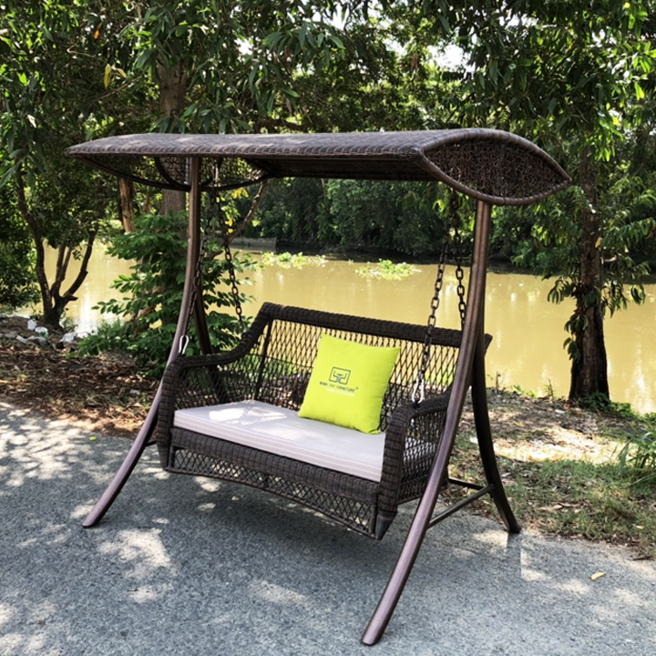 Ghế xích đu giả mây mang lại vẻ đẹp hiện đại cho quán cafe.