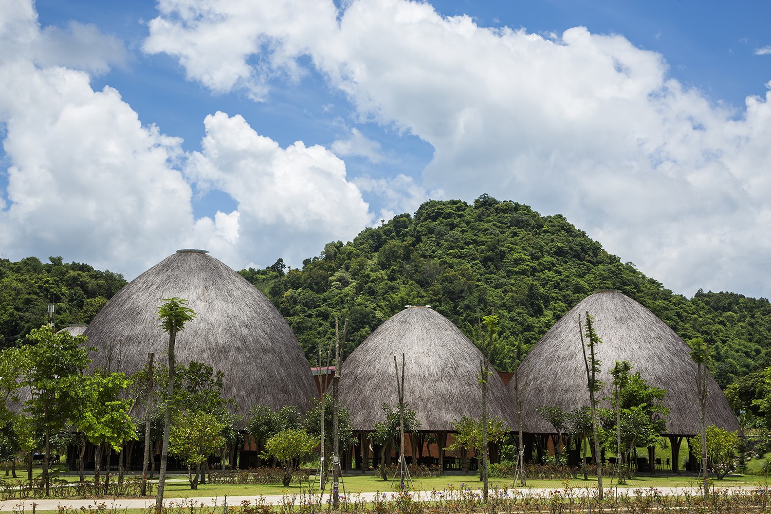 SƠN LA CEREMONY - NHÀ VÒM TRE
