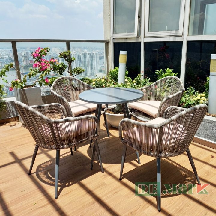 Bàn ghế nhựa giả mây cho ban công 4m²