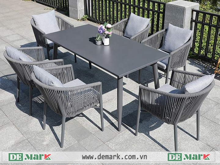 Bàn ghế ngoài trời DeMark phù hợp không gian