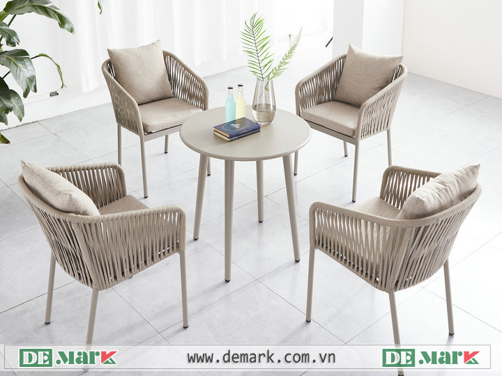 Bàn ghế ngoài trời phù hợp không gian nhỏ