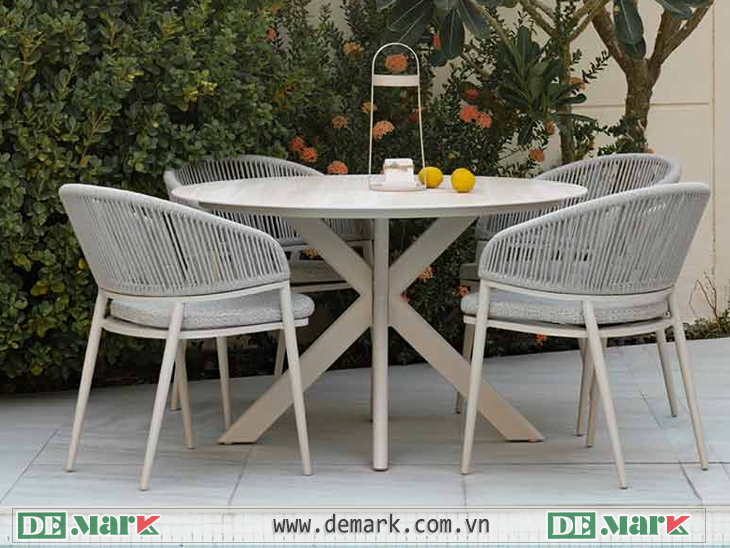Bộ bàn ghế nhựa giả mây sử dụng ngoài trời, phù hợp để minh họa việc lựa chọn vật liệu cho khu vực nhiều nắng.