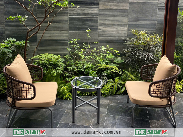 Bàn ghế nhựa giả mây DeMark trong không gian ngoài trời, minh họa các yếu tố như chất liệu, kết cấu và môi trường sử dụng ảnh hưởng đến độ bền của sản phẩm.