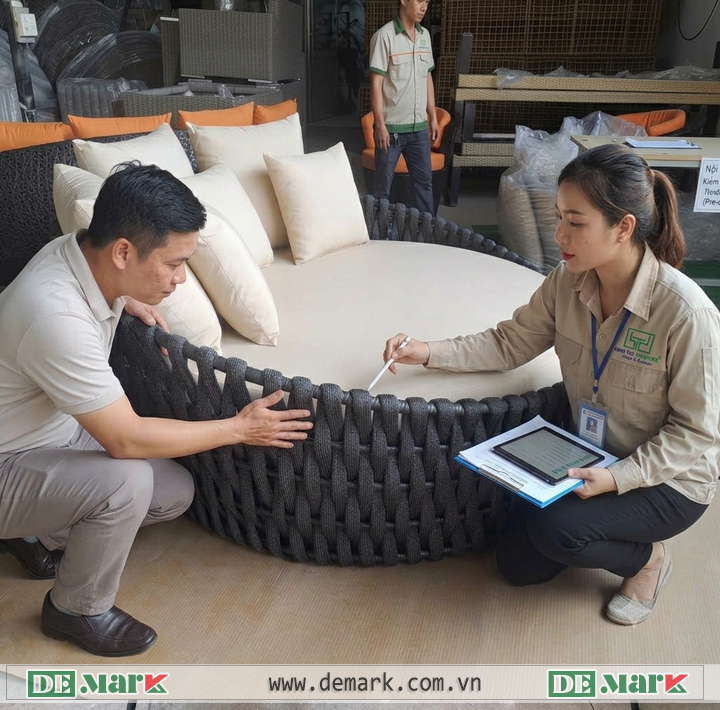 Kiểm tra chất liệu khung và sợi đan của nội thất ngoài trời