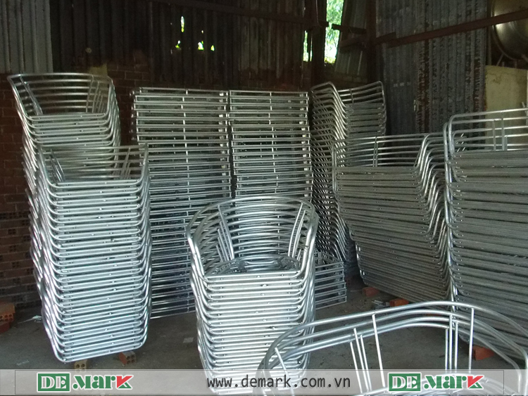 Kết cấu khung kim loại của ghế nhựa giả mây DeMark với các vị trí liên kết và mối hàn, minh họa vai trò của gia công khung đối với độ chắc chắn và độ bền sản phẩm.
