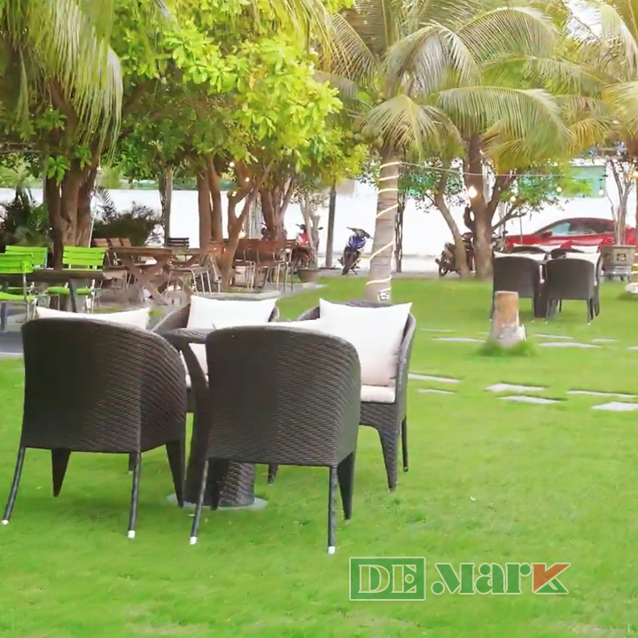 Bàn ghế nhựa giả mây được sử dụng trong không gian ngoài trời, cho thấy vai trò của chất liệu, kết cấu và điều kiện môi trường đối với độ bền sản phẩm.