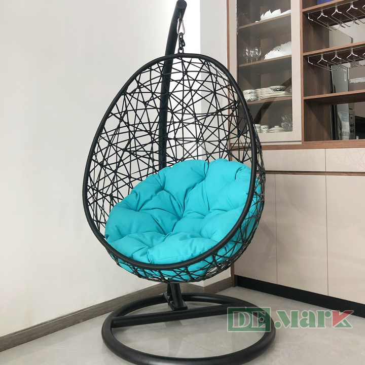 Xích đu ngoài trời tạo điểm nhấn và khu vực nghỉ ngơi riêng trong sân vườn.