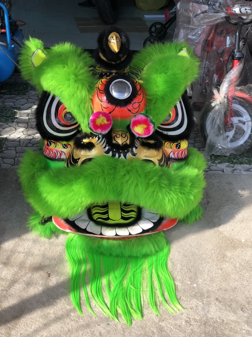 Đầu lân mengkok màu đỏ lông cừu