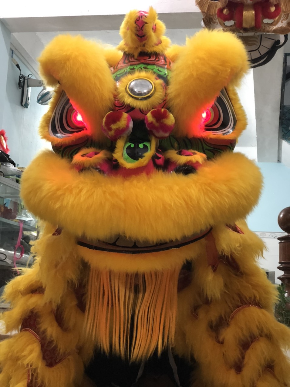 Đầu lân mengkok màu đỏ lông cừu