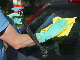 Mẹo nhận biết vị trí vết bẩn khi lau kính xe ô tô