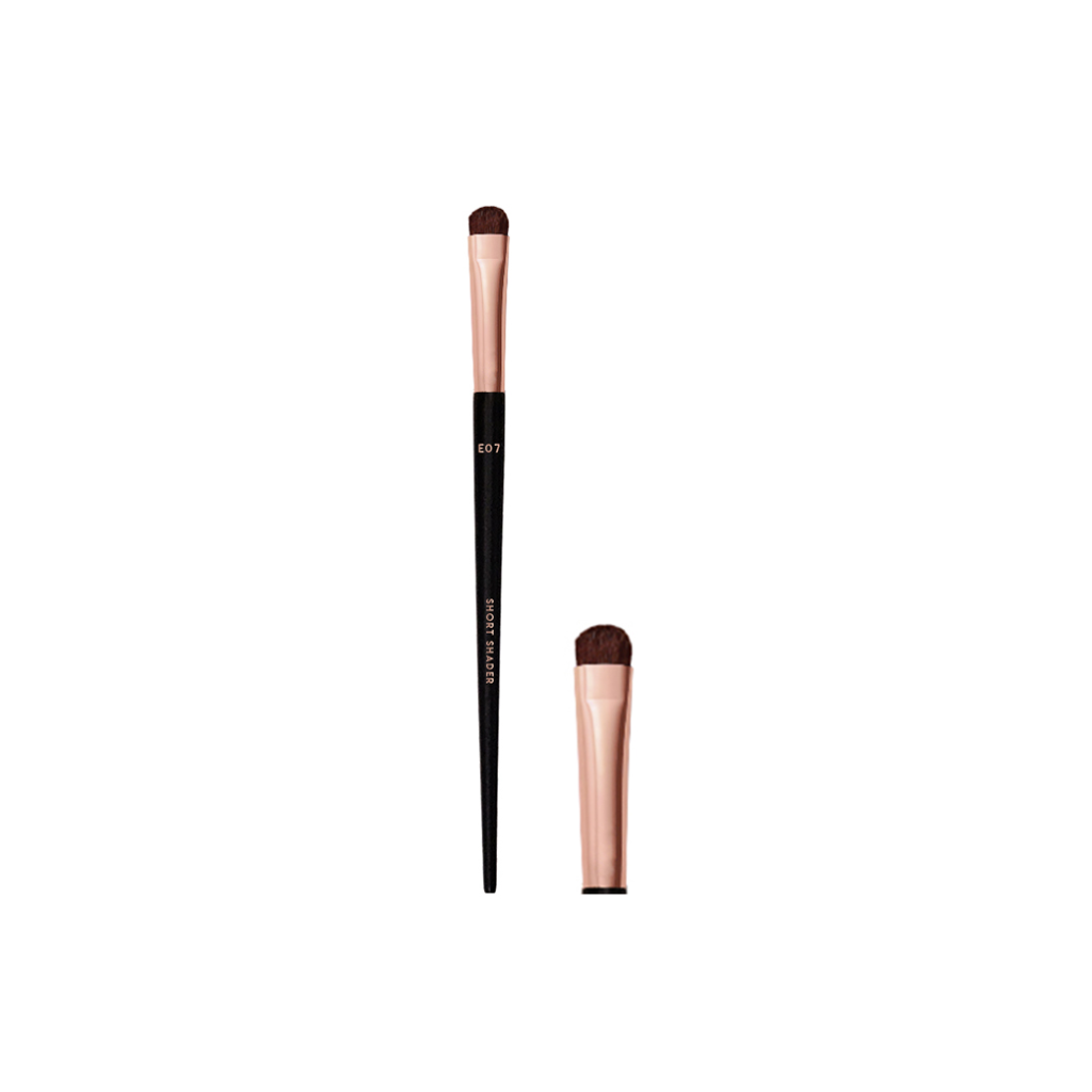 E07-VACOSI SHORT SHADER BRUSH (Cọ đánh phấn mắt)
