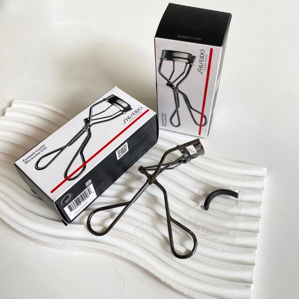 Shiseido Bấm Mi Đen