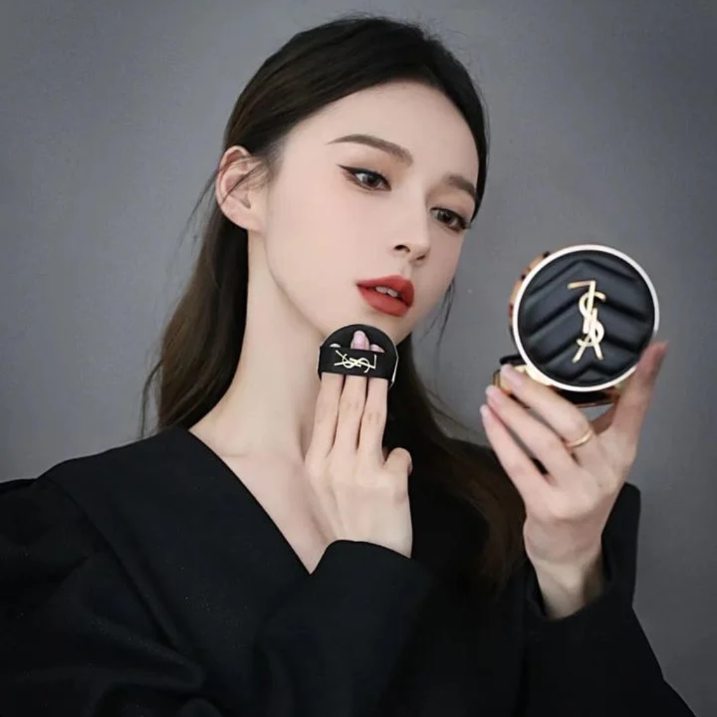 https://bizweb.dktcdn.net/100/412/708/products/ysl-phan-nuoc-le-cushion-encre-de-peau-luminous-matte-1711459132469-082f24b1-12ab-47fa-8fb1-2df578fbd59d.png?v=1758953096080