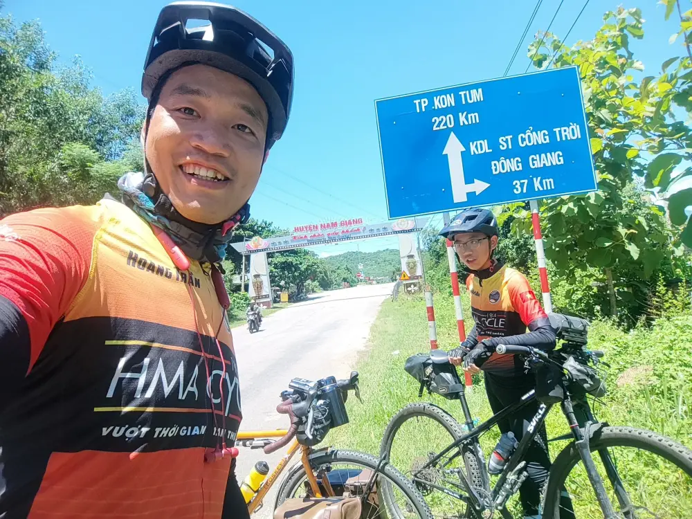 bo-va-con-trai-cung-dap-xe-xuyen-viet