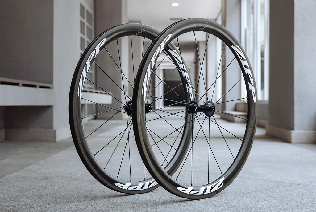 Bánh xe nhỏ giúp xe di chuyển với tốc độ cao - bike2school