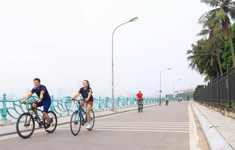 Đạp xe quanh Hồ Tây cũng là một hoạt động thú vị và lãng mạn vào ngày Valentine