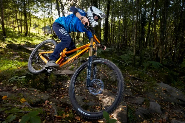 xe-dap-dia-hinh-loai-downhill