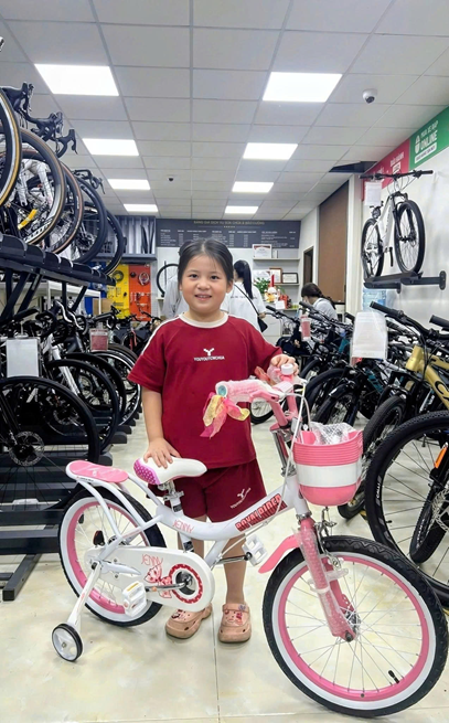 Bé gái hào hứng cùng xe đạp mới tại Bike2School