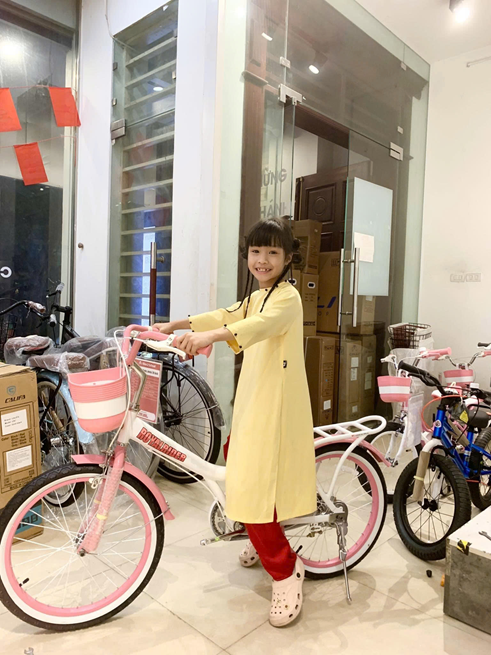 Bé 6-12 tuổi cùng xe đạp tại cửa hàng Bike2School