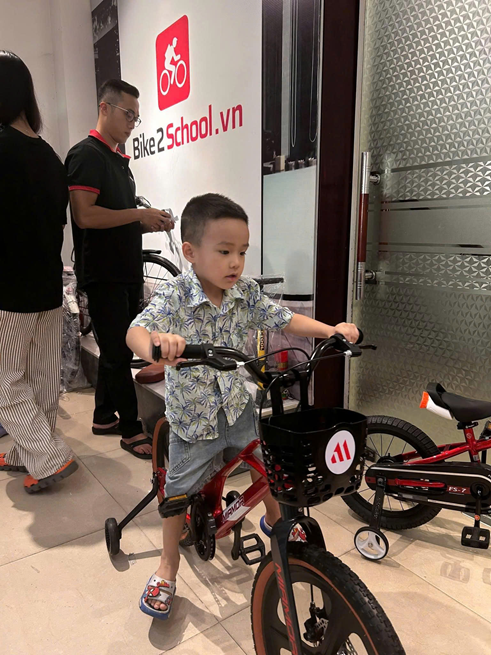 Bé trai hào hứng cùng xe đạp mới tại Bike2School