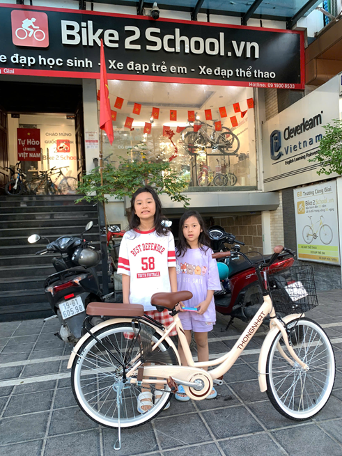 Khách hàng cùng xe đạp mini Thống Nhất tại cửa hàng Bike2School