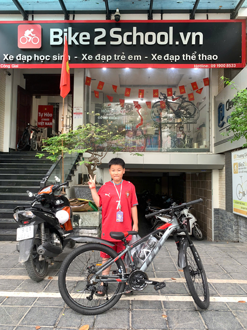 Bé cùng xe đạp học sinh tại Bike2School