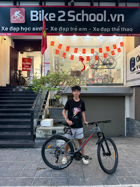Học sinh cấp 2 cùng xe đạp thể thao tại cửa hàng Bike2School