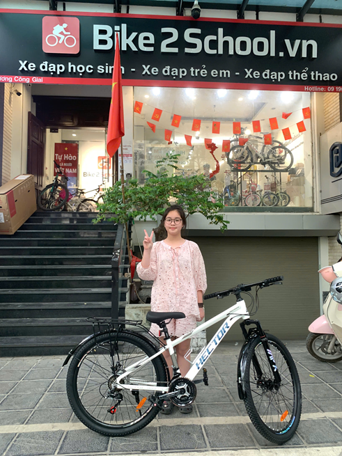 Học sinh cấp 2 cùng xe đạp tại cửa hàng Bike2School