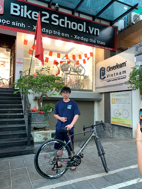 Học sinh cấp 3 cùng xe đạp thể thao tại cửa hàng Bike2School