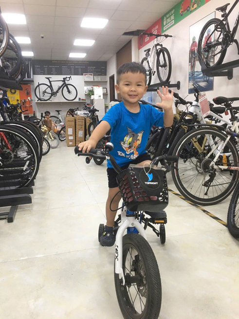 Bé 3-5 tuổi cùng xe đạp tại cửa hàng Bike2School