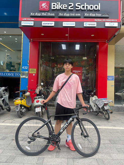 Xe đạp đua tay đề lắc tại cửa hàng Bike2School