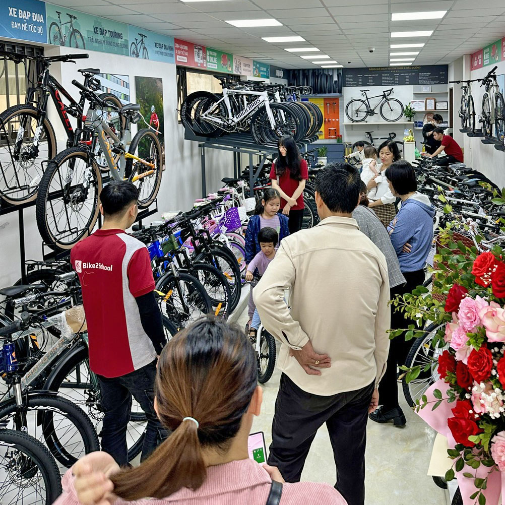 Các em học sinh hào hứng sở hữu xe đạp chính hãng tại Bike2School Vũ Tông Phan