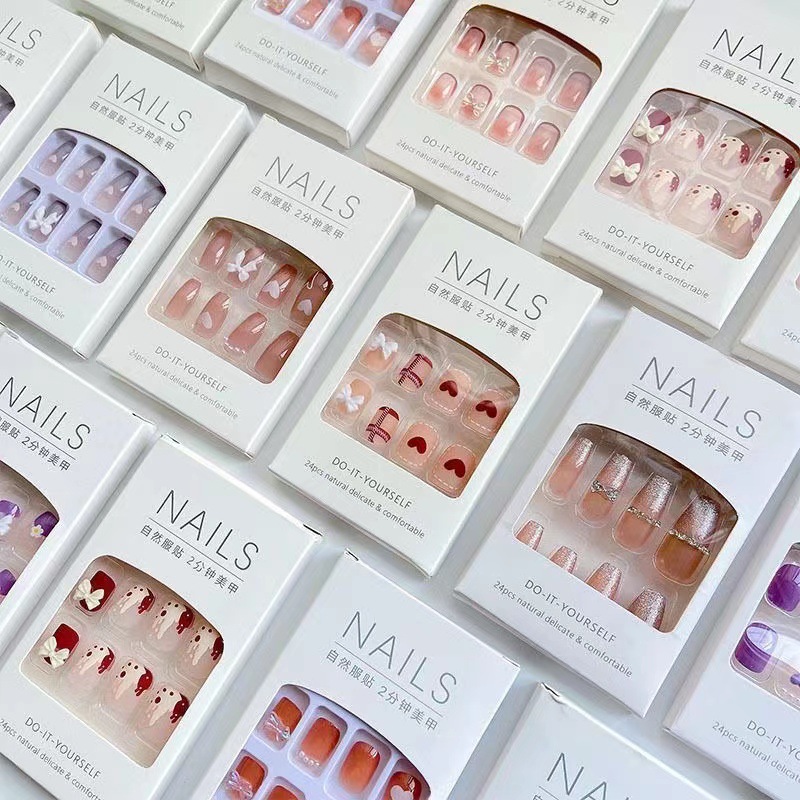 Nail giả