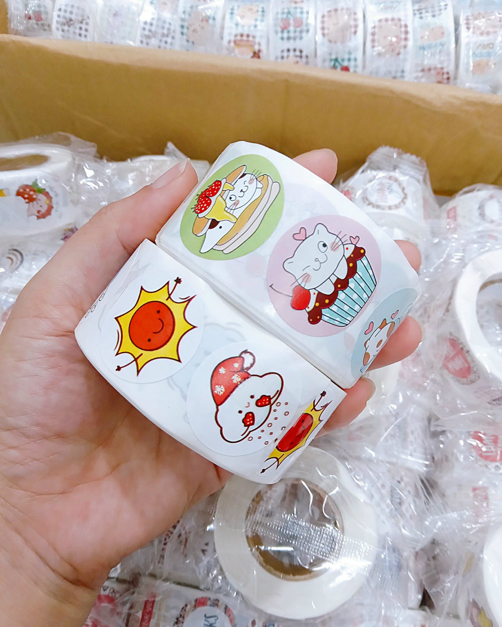CUỘN 500 STICKER HOẠT HÌNH RC04653