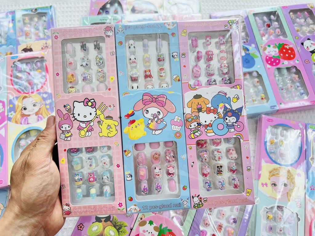 Set 12 Móng Tay Trẻ Em Loại Charm
