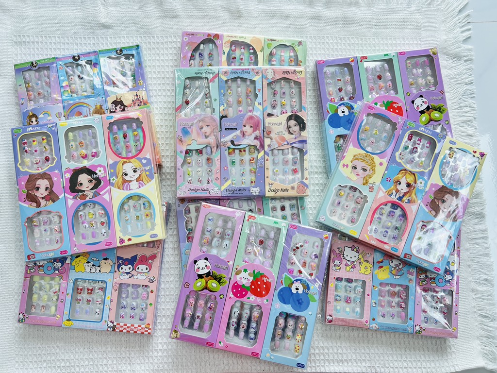 Set 12 Móng Tay Trẻ Em Loại Charm