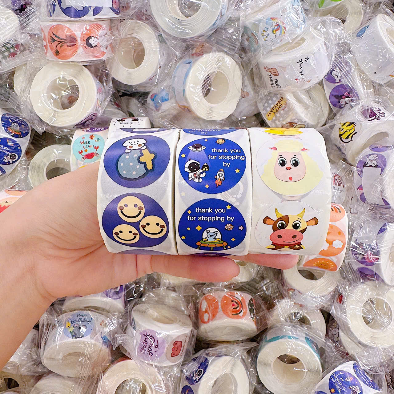 CUỘN 500 STICKER HOẠT HÌNH RC04653